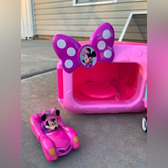 MINNIE MOUSE MICROWAVE WITH MINNIE MOUSE MINI DOLL WITH TWO CARS - Picture 2 of 7
